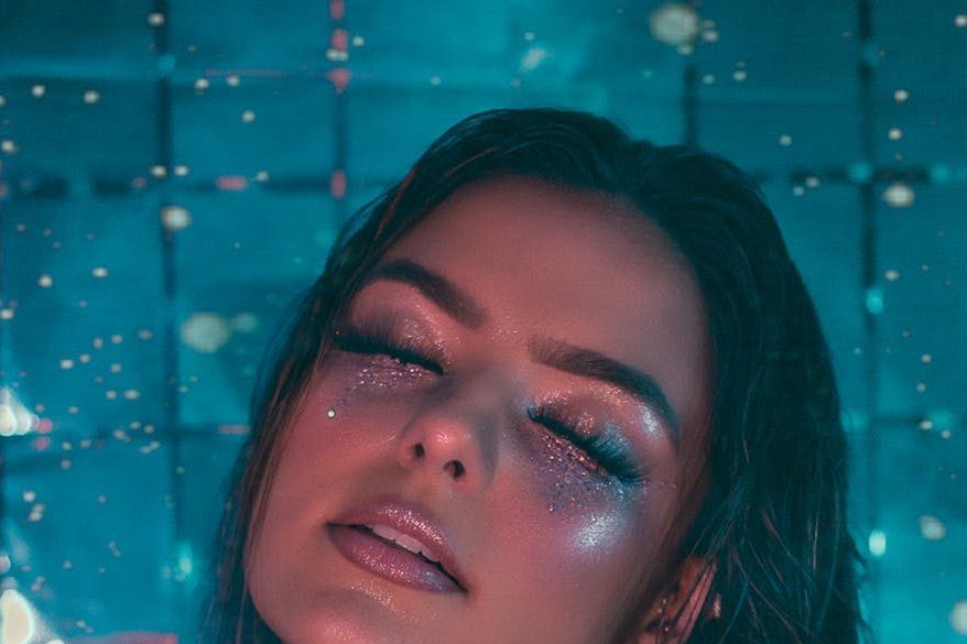 The Best Glitter Makeup for Summer Sparkle: How to Shine All Season&nbsp;Long